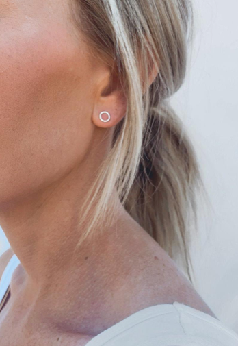 SMALL CIRCLE  STUD EARRING - Tluxe