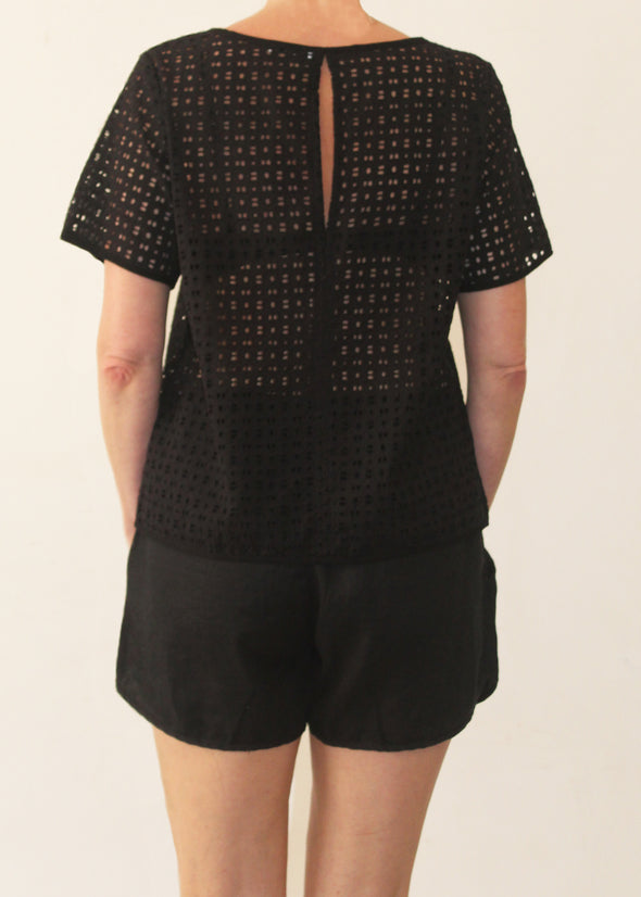 BRODERIE ANGLAISE TOP - BLACK - Tluxe